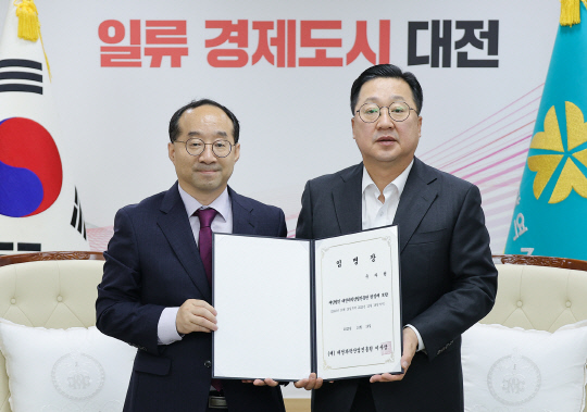 이장우 대전광역시장(오른쪽)은 19일 구자현 대전과학산업진흥원 신임 원장에게 임명장을 수여하고 있다.  대전시 제공